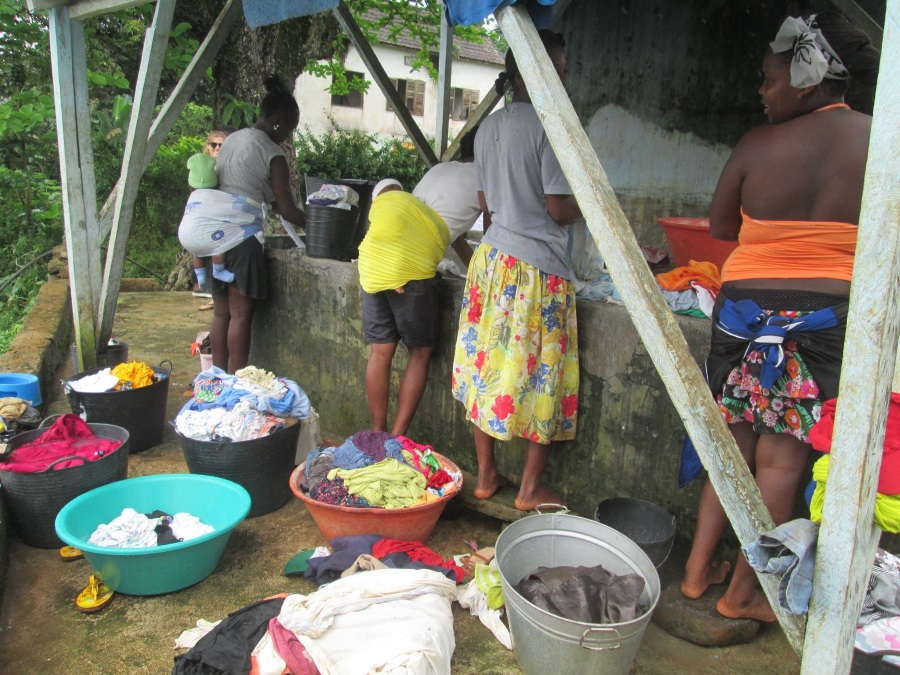 Mulheres com crianças lavam roupa em São Tomé e Príncipe